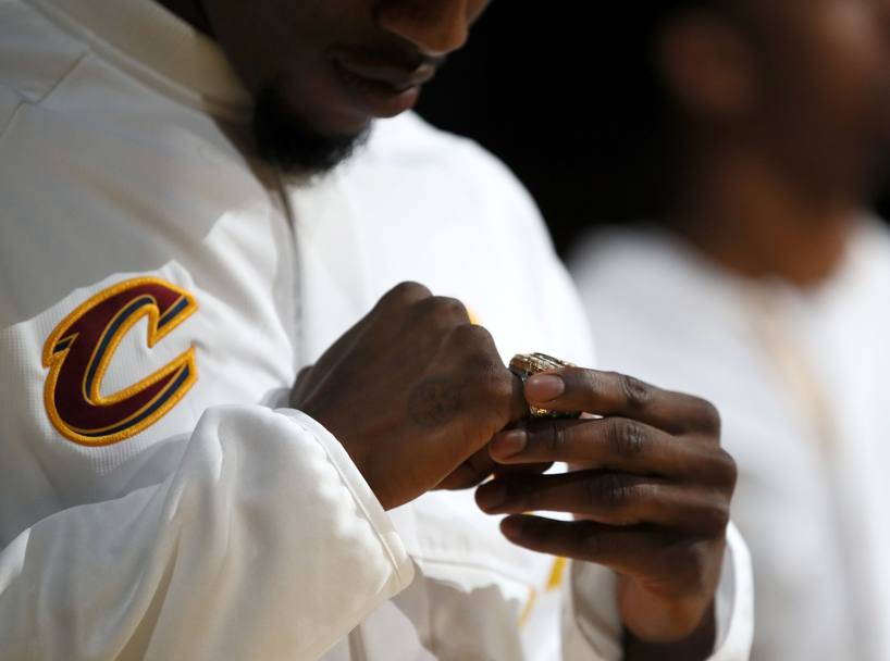 Iman Shumpert ammira il suo anello.AFP